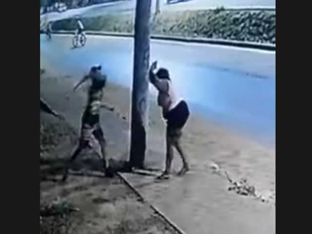 Homem dá paulada em mulher na frente de filha de 2 anos; veja