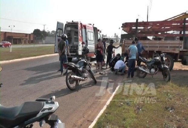 Homem fratura coluna e sua esposa fica ferida em acidente grave de moto com caminhão