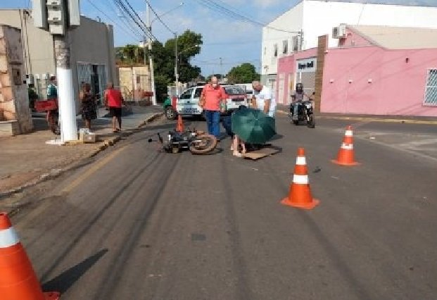 Motociclista tem perna dilacerada após ser atropelado por carro