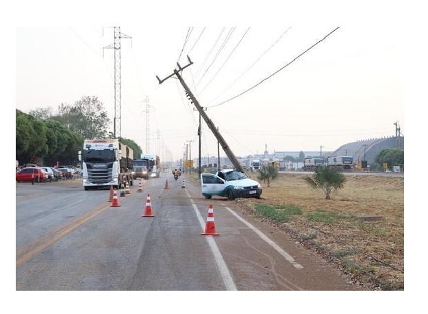 Motorista perde controle da direção e colide contra poste