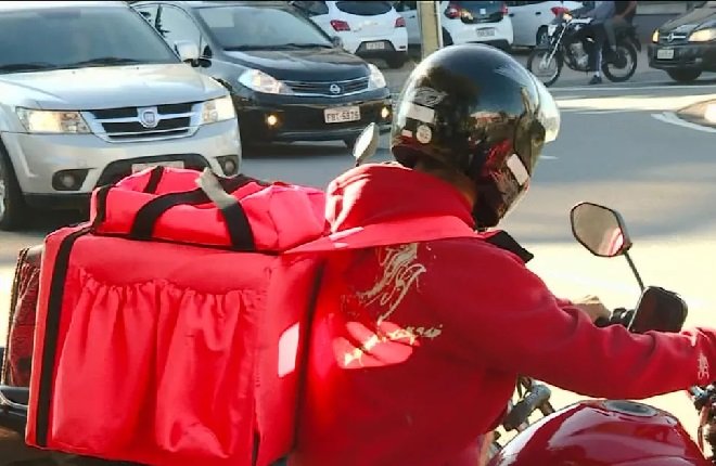 Entregador tem fratura após colisão com carro