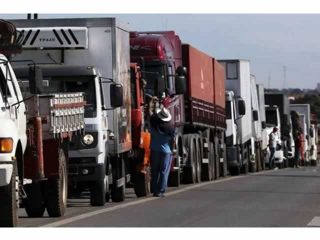 Caminhoneiros prometem trancar a BR163 por tempo indeterminado