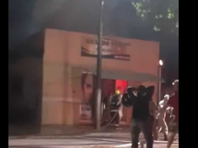 URGENTE: Cabelereiro em Colíder vive momentos de desespero durante incêndio no seu salão. (Vídeo)