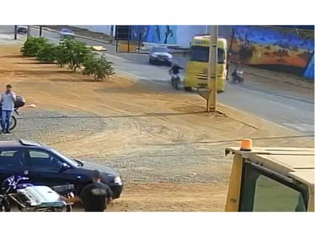 Caminhão passa por cima de moto e motociclista coloca a mão para não ser esmagado