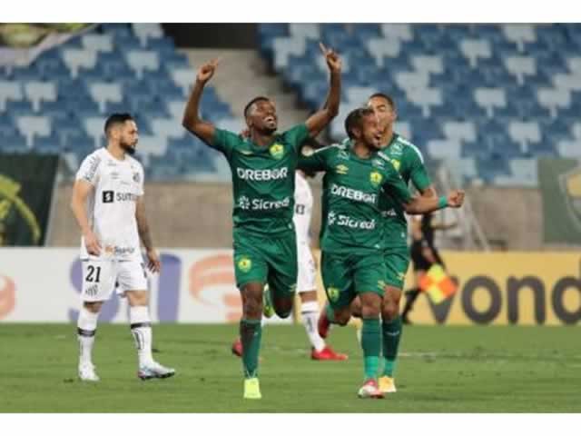 Cuiabá despacha o Santos na Arena e sobe na tabela do Brasileirão