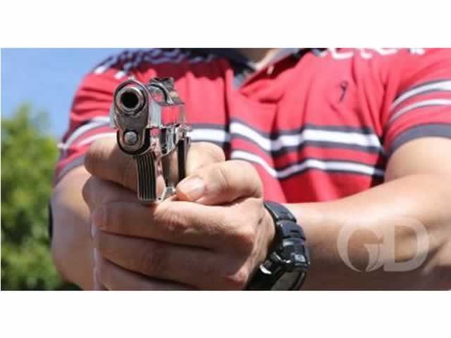 Homem leva tiro durante festa em buffet; polícia busca autor do crime
