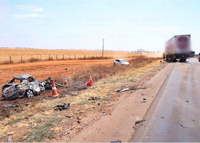 Motorista morre carbonizado em acidente entre carro e carreta na br-163