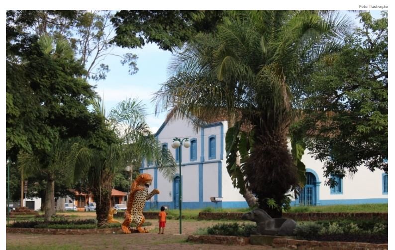 Suspeito esfaqueia homem que assediou sua filha em praça de Chapada dos Guimarães