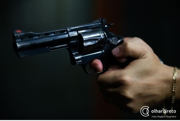Mulher mata o marido com três tiros após ser ameaçada de morte com faca