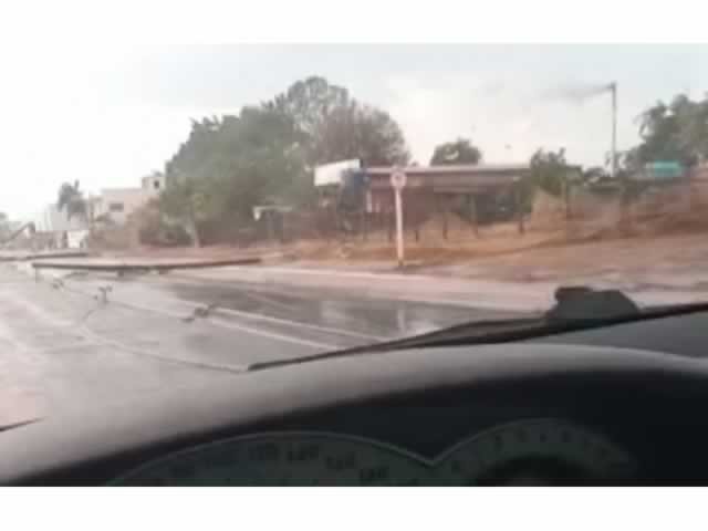 Ventos fortes e chuva rápida derrubou postes em cidade de MT