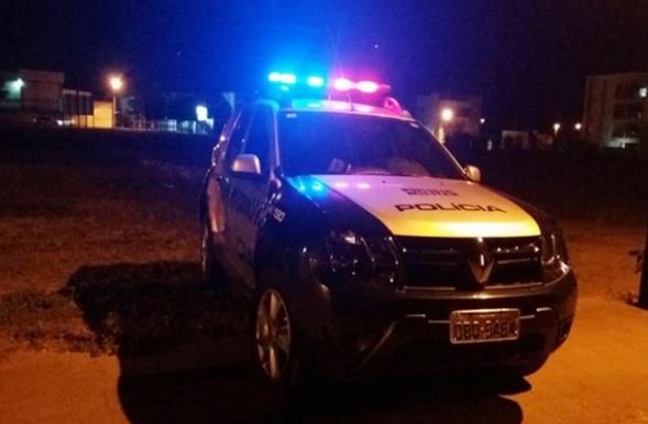 Pai tenta matar filha queimada, é impedido pela esposa e coloca fogo em residência