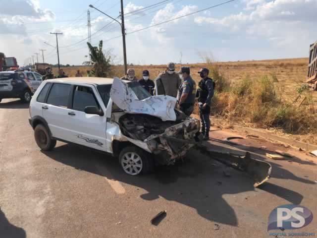 Motorista passa mal e colide veículo contra caminhão