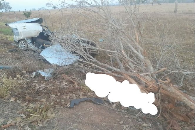 Gravíssimo acidente deixa casal morto em rodovia após bater em árvore