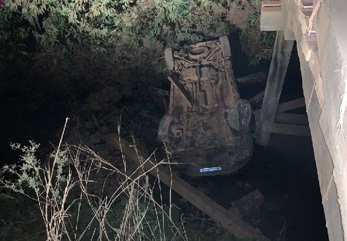 Motorista de 31 anos morre após carro cair de ponte e capotar em BR-070