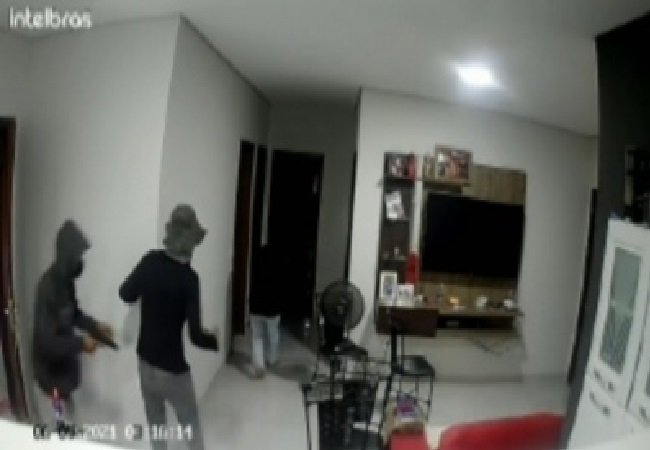 Bandidos arrombam casa para roubar e vítima simula tiro, Video