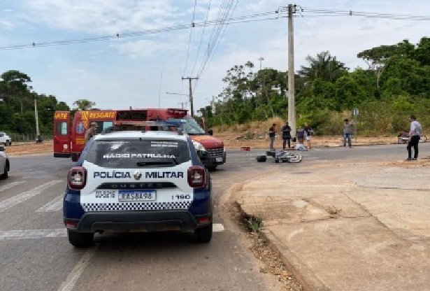 Casal fica ferido em acidente entre carro em moto