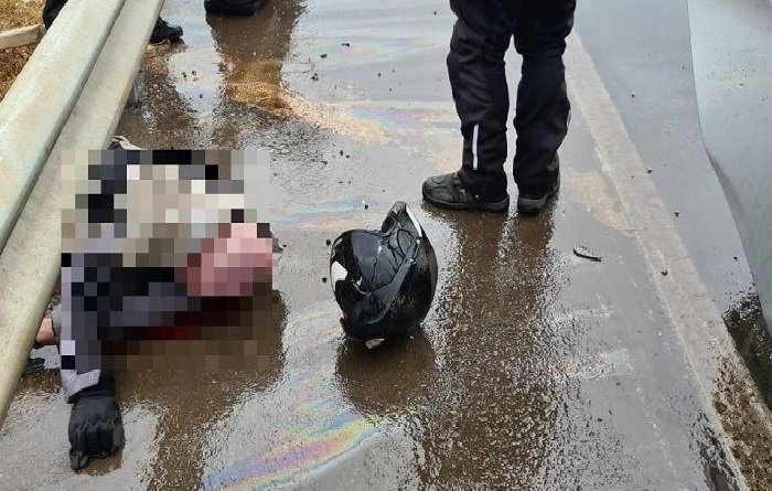 Motociclista morre na hora após perder controle e bater em barreira metálica na BR-364