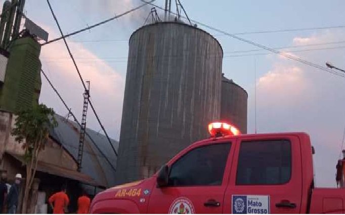 Bombeiros combatem incêndio em armazém de grãos