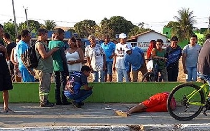 Corpo de homem assassinado é encontrado em praça