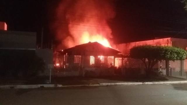 URGENTE: Casa de Professora em Colíder fica toda destruída por chamas durante a madrugada de hoje. (Vídeo)