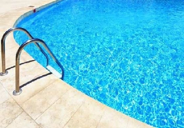 Árvore cai em piscina e mata criança durante vendaval