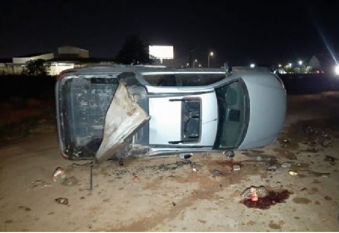 Mulher de 53 anos morre após Fiat Strada capotar na BR-163
