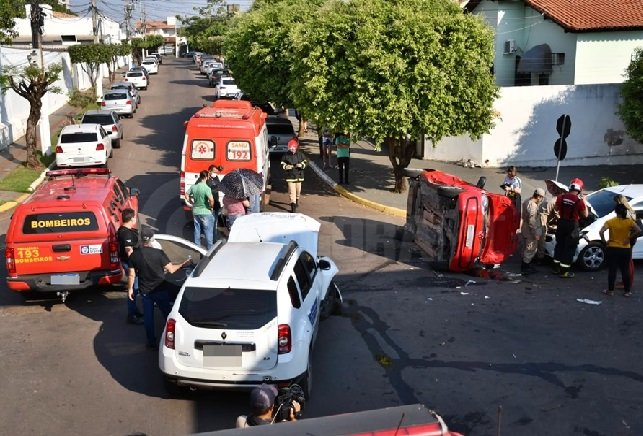 Grávida e mais uma pessoa é socorrida após carro bater e tombar
