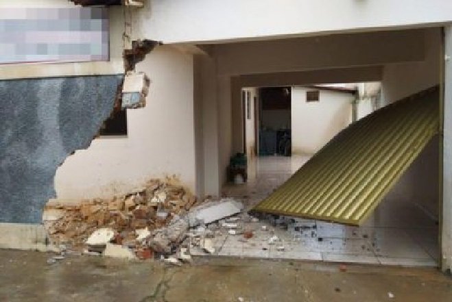 Homem encontra outro na casa da namorada e "arma barraco