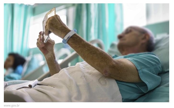 Videochamadas entre pacientes internados e familiares agora é lei!