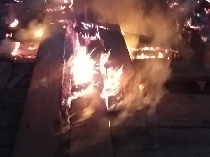 Ponte sobre o Rio Matrinxã, próximo a Nova Monte Verde é destruída pelo fogo