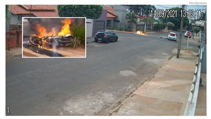 Motocicleta pega fogo de forma instantânea ao ser atingida por carro que 'furou' placa de Pare; vídeo