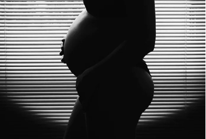 Mulher grávida e bebê apanham de homem de 24 anos