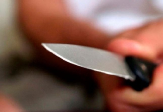 Mulher agredida pelo ex com faca após ter sido vista com o atual namorado
