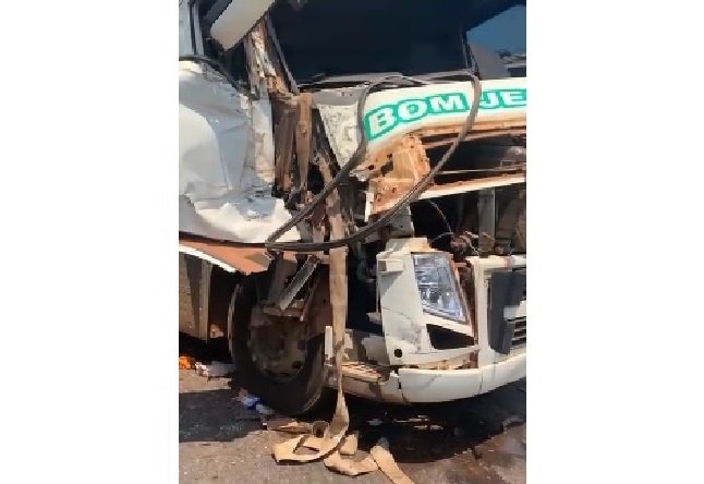 Cabine de carreta fica destruída após bater na traseira de caminhão na BR163