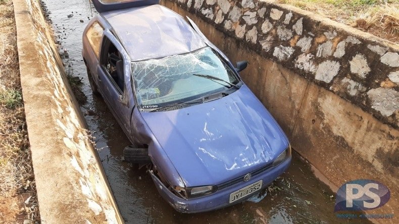 Homem desmaia após carro cair em vala