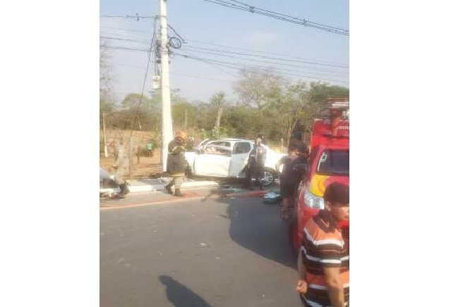 Adolescente pega carro escondido, bate contra poste e fica gravemente ferido
