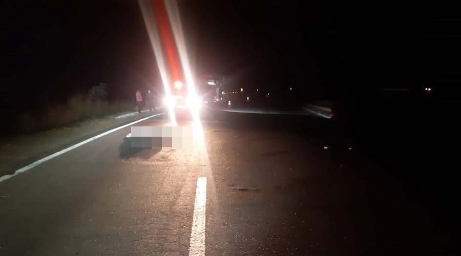 Motorista morre após pular de carreta em movimento