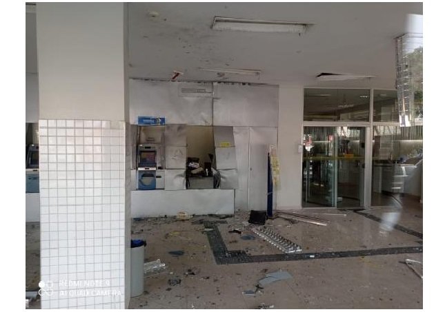 Três homens explodem caixa eletrônico de agência