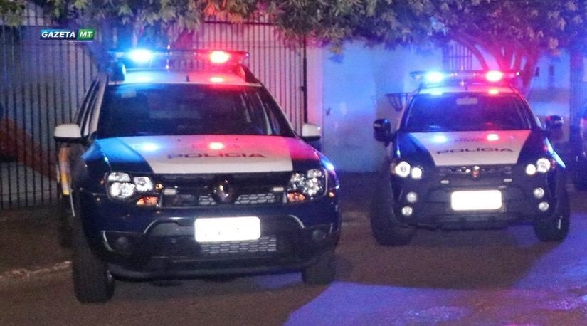 Mulher fica com a boca ensanguentada após ser espancada pelo marido na frente de criança