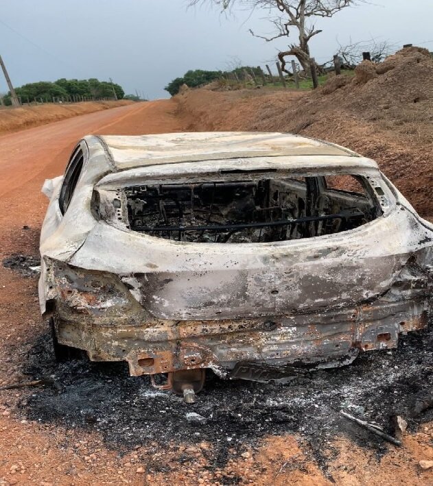 Veículo roubado é encontrado queimado em estrada vicinal