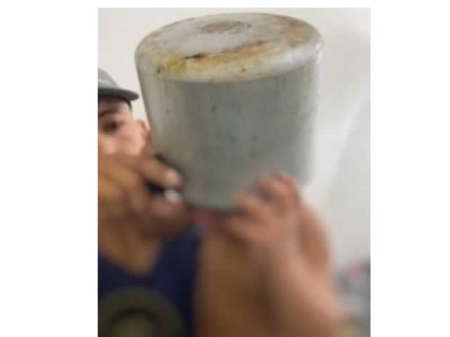 Menino de dois anos fica com panela de pressão presa na cabeça