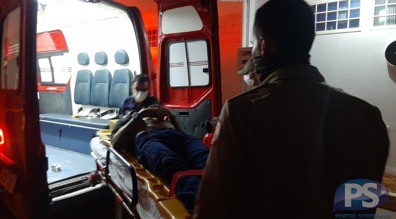 Homem esfaqueado é socorrido pelo Corpo de Bombeiros