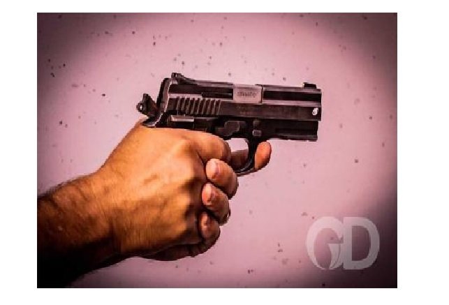 Dupla tenta matar homem com dois tiros na frente da família