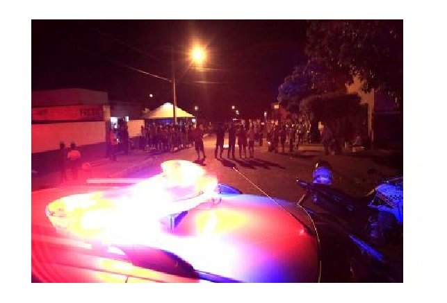 Menino de 2 anos dá partida em carro, atropela e mata prima de 3 anos