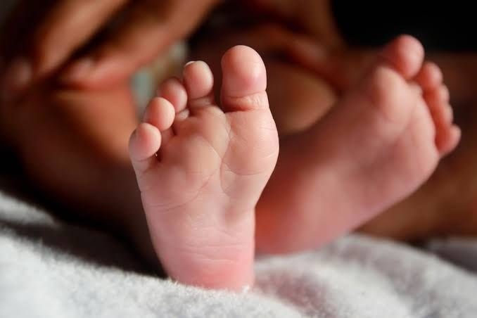 Bebê morre esmagada pela mãe após dormirem juntas na cama