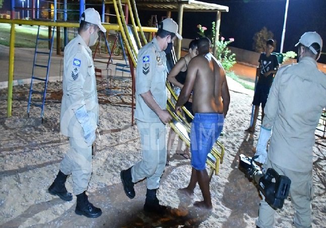 Criança de 05 anos fica pendurada com braço preso em escorregador de pracinha