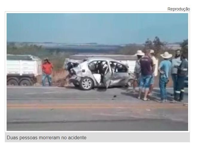 Batida entre carros e carretas mata duas pessoas e deixa feridos