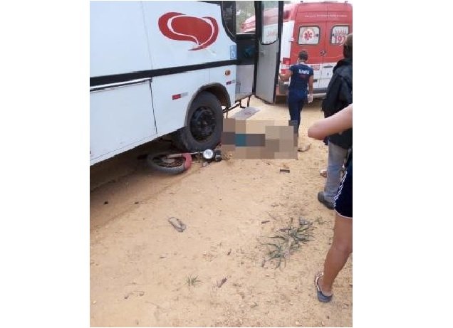 Jovem de 17 anos bate de frente com ônibus e morre ao tentar ultrapassagem