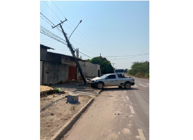 Motorista passa mal e bate carro em poste