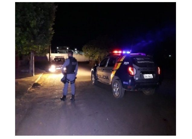 Homem se recusa a jogar lixo e a mulher agride com cintadas